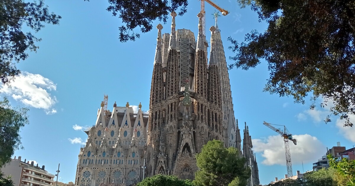Gaudí rotuje štěstím v hrobě. Barcelonská Sagrada Família se po 140 letech konečně dostaví