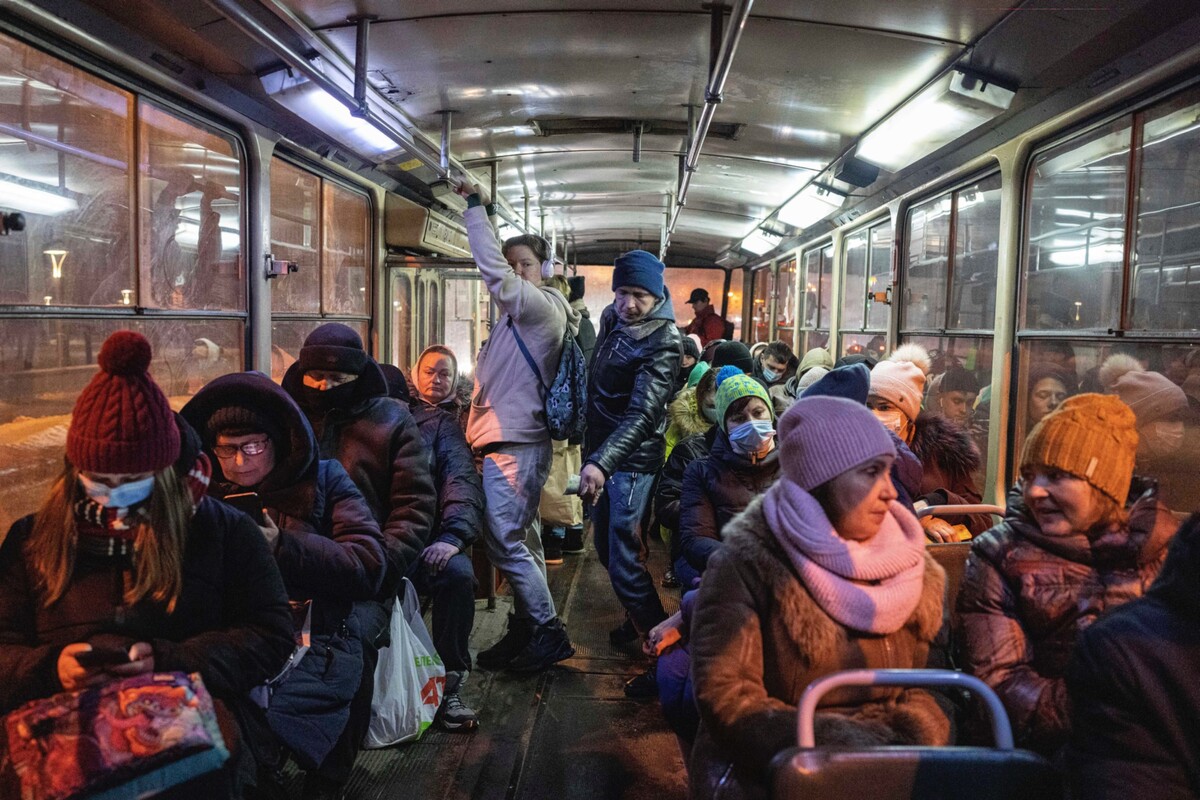 Ľudia cestujú v autobuse 30. januára 2022 v ukrajinskom meste Charkov.