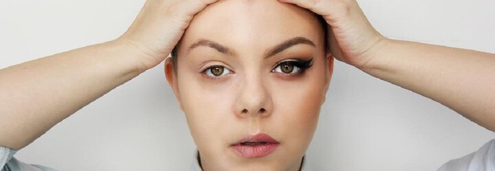 Na Instagramu se rozmohl nový trend. Ženy si líčí jen polovinu obličeje, aby ukázaly, o čem je opravdová krása