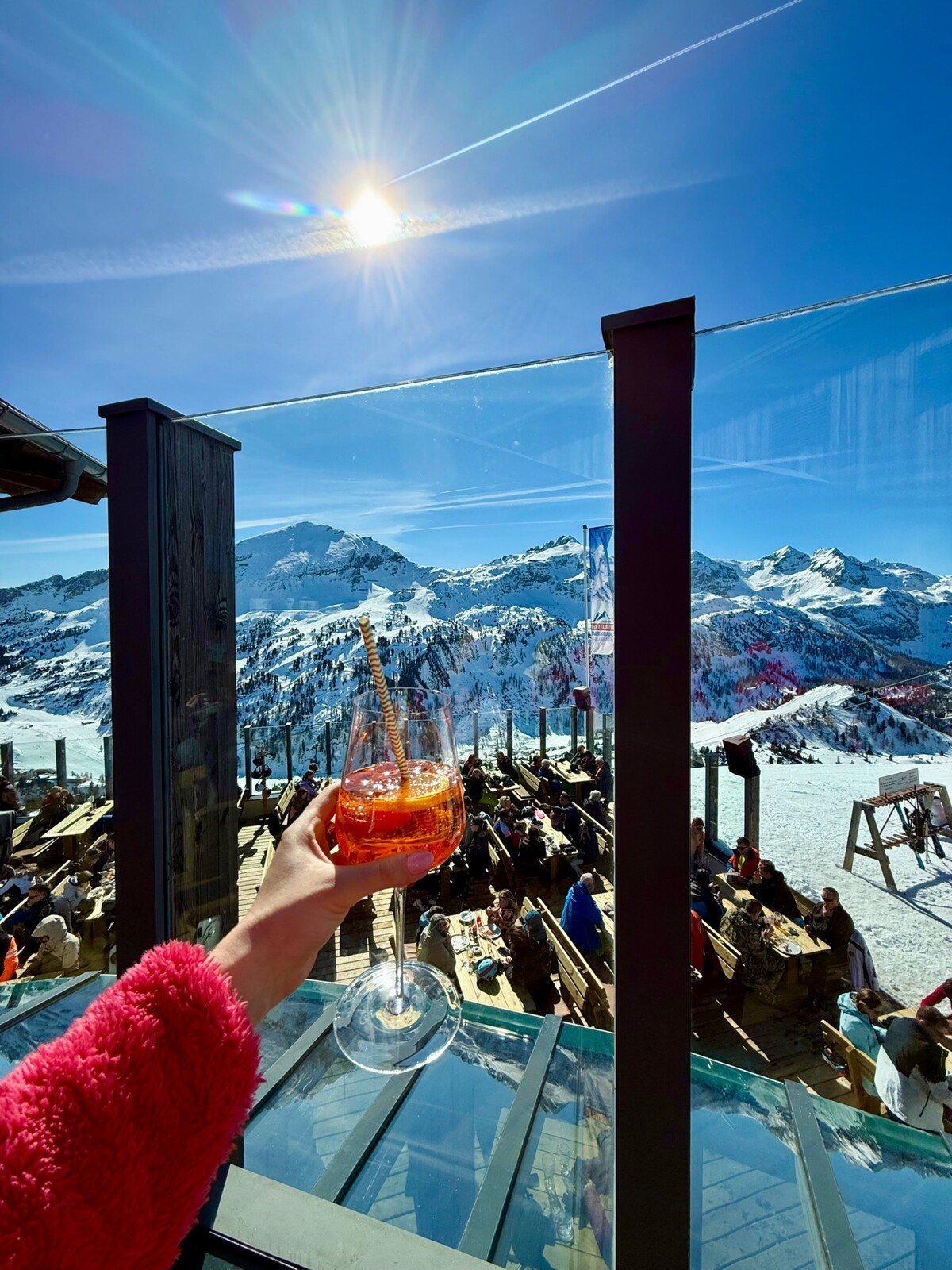 Ať už žízen schladíš a energii na sjezdovce doplníš rakouským Red Bullem nebo italským Aperolem, určitě si dosyta vychutnáš pohodičku s nádherným výhledem v jedné z mnoha restaurací s panoramatickou terasou v Obertauernu.