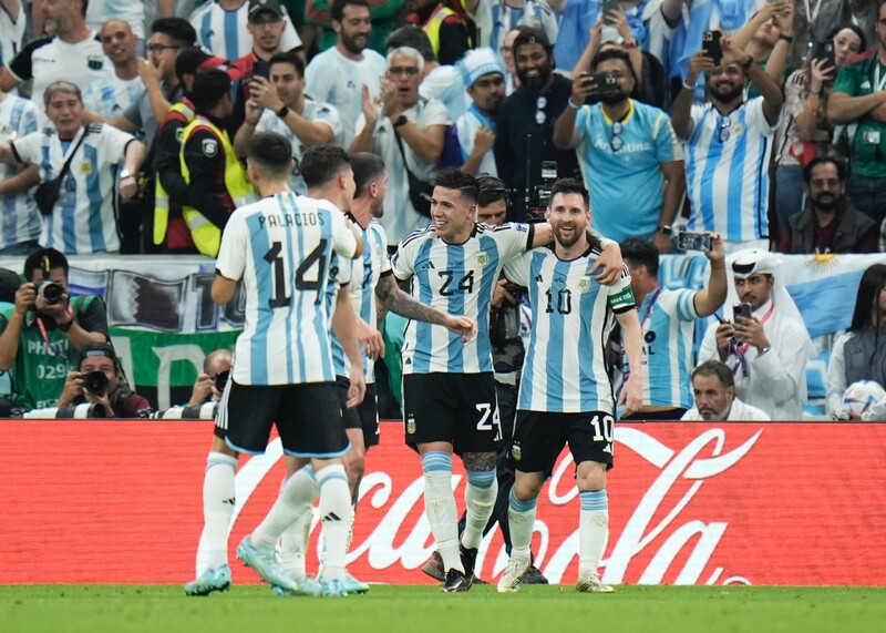 V rámci všetkých doposiaľ odohraných finále proti sebe najčastejšie čelili Argentína a?