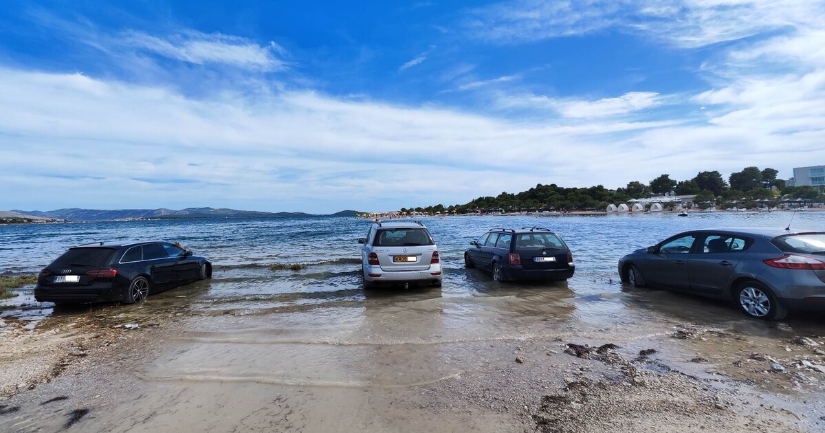 Chorvati se smějí líným turistům. Parkují velmi blízko pláže, ale zapomínají na důležitou věc
