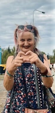 Na jakém festivalu myslíš, že paní rozdávala srdíčka?