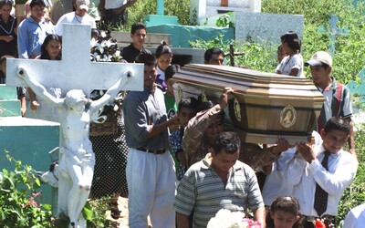 Koronavirus v Salvadoru nahradil zabijáky z gangů. Úmrtí kvůli covidu-19 vrátila hrobařům ztracenou práci.