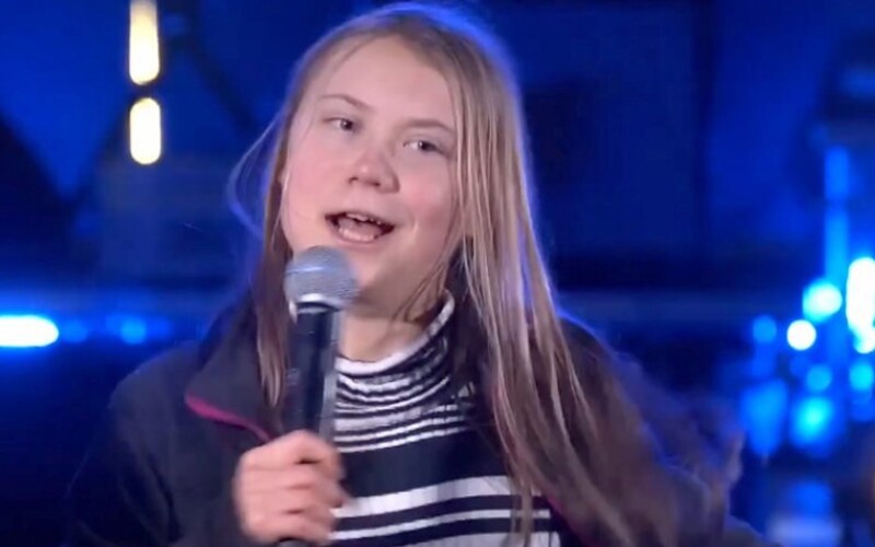 Greta Thunberg se odvázala na akci za klima. Sleduj, jak zazpívala známý hit a jak si zatančila.