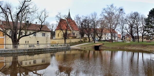 Tohle už bude trošku těžší. Čtvrť, na kterou se ptáme, byla k Praze připojena v rámci velkého rozšíření v roce 1974. V místní části Habeš se natáčely scény filmu Obecná škola, byla tu postavena celá budova školy podle vzoru školy na Bohdalci. Místní fotbalové hřiště jsi zase mohl*a zahlédnout ve filmu Kameňák. V říjnu 2023 byla do této čtvrti prodloužena tramvajová trať ze Sídliště Barrandov. Poznáš, která pražská čtvrť to je? 