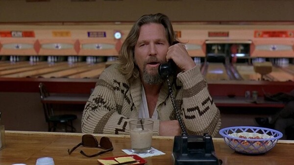 Jeff Lebowski je nejlenivější chlápek z Los Angeles a okolí. Miluje bowling, marihuanu, svůj koberec a koktejl zvaný...?