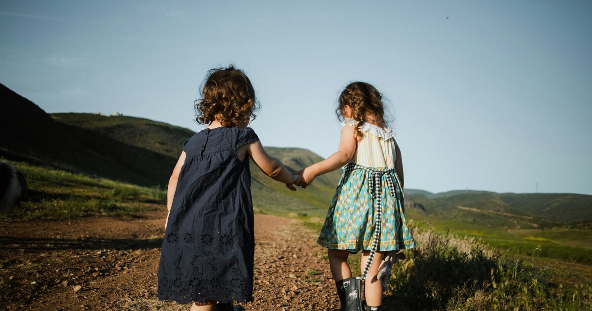 V islandských školkách se holčičky učí házet dřevem a chlapečci si zase navzájem češou vlásky