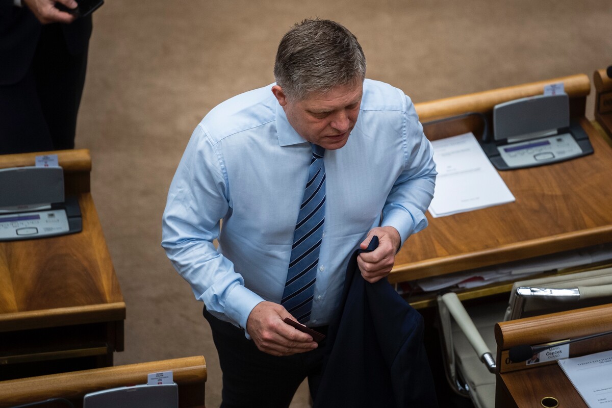 Na snímke poslanec Národnej rady Slovenskej republiky (NR SR) Robert Fico (Smer-SD) prichádza na rokovanie 65. schôdze parlamentu v Bratislave vo štvrtok 28. apríla 2022, na ktorej sa rokuje o jeho vydaní do väzby.