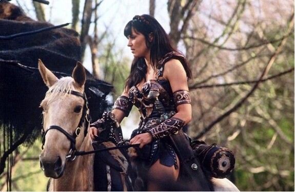 Hádam každý musí poznať mocnú princeznú Xenu z čias dávnych bohov, ktorej odvaha zmenila svet. V legendárnom seriáli si bojovníčku zahrala Lucy Lawless po prvýkrát ešte ako 27-ročná. Koľko rokov má herečka dnes?