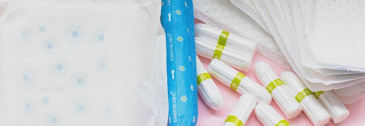 Růžové rukavice na výměnu tamponů končí. Lidé na internetu se nápadu vysmáli