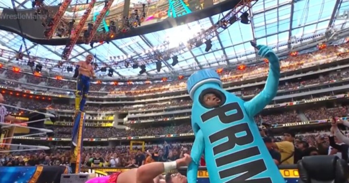 VIDEO: Logan Paul předvedl na WWE další virální kousek. Nevyšlo to podle představ, zdemoloval kamaráda místo soupeře