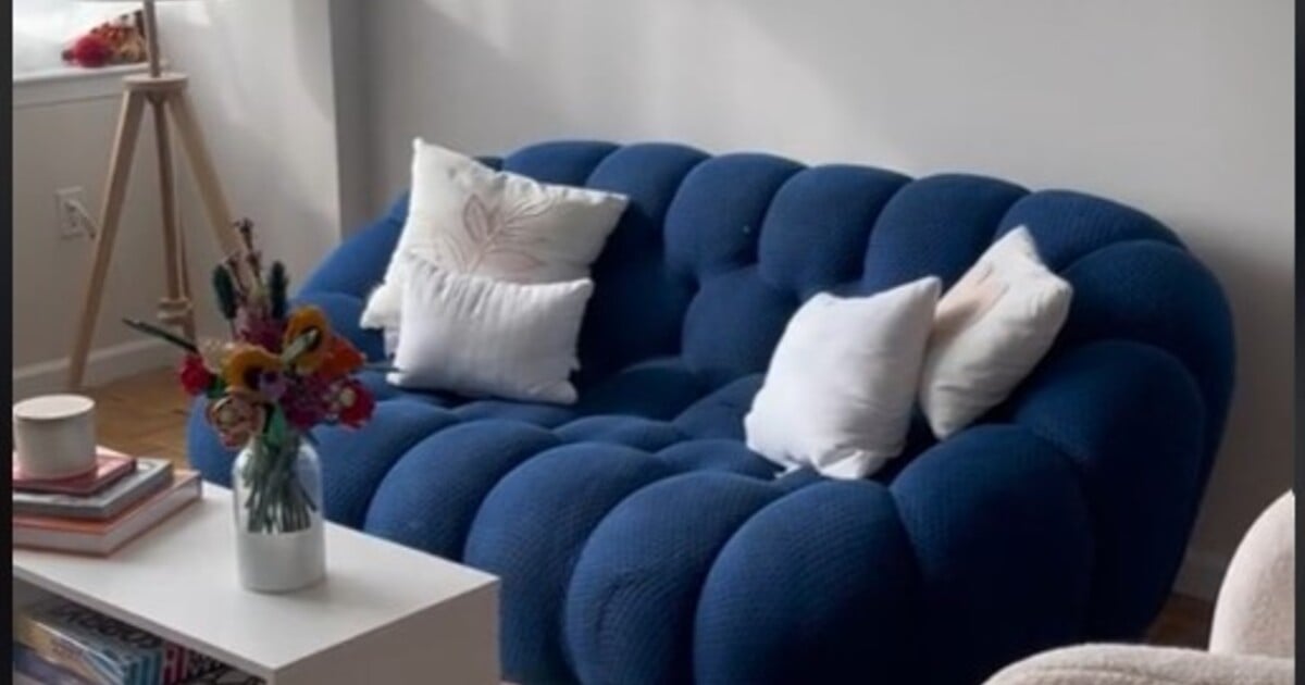 Virál z TikToku: Dívka našla na ulici gauč za osm tisíc dolarů