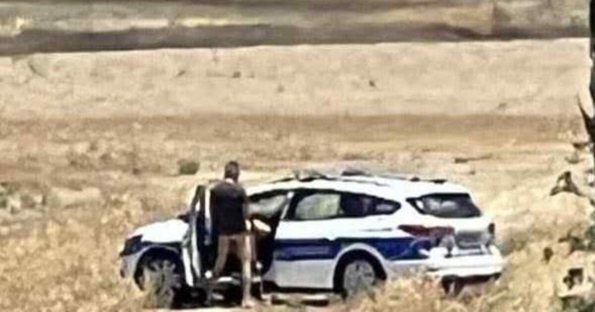 Neměli do čeho píchnout. Kyperští policisté byli přistiženi při sexu