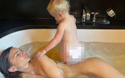 Nahá Emily Ratajkowski sa fotila s malým synom vo vani. Toto nie je normálne, odkazujú jej kritici na Instagrame.