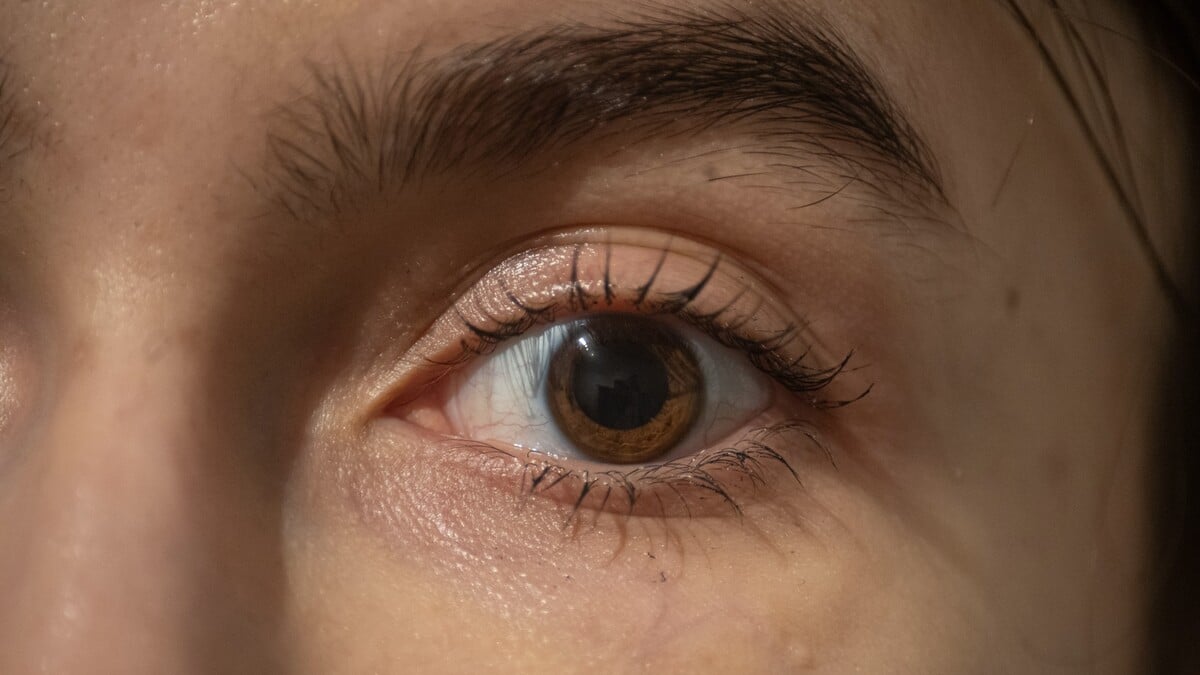 Výsledok používania sér na obočie a mihalnice po týždni.