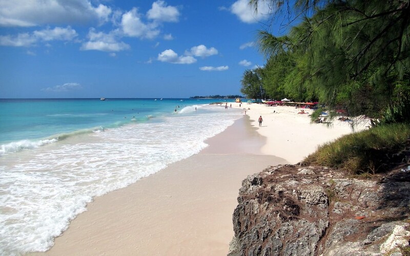 Exotický ráj Barbados nabízí pobyt na 1 rok, během kterého můžeš pracovat pod palmou na pláži. Nezaplatíš ani daně.