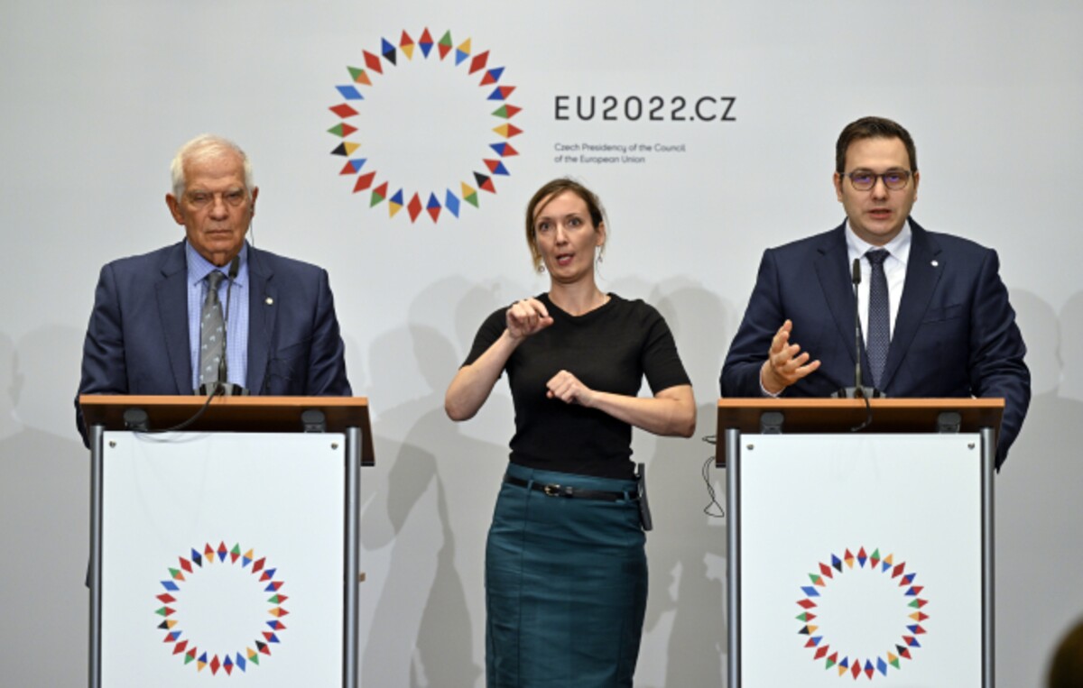 Vlevo šéf unijní diplomacie Josep Borrell a vpravo český ministr zahraničních věcí Jan Lipavský (Piráti) na tiskové konferenci během neformálního zasedání ministrů zahraničí zemí EU.