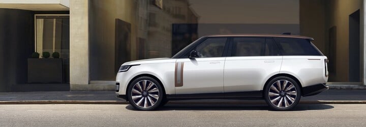 Úplne nový Range Rover je tu. Má až 5 displejov, čistý dizajn a 530-koňový osemvalec od BMW