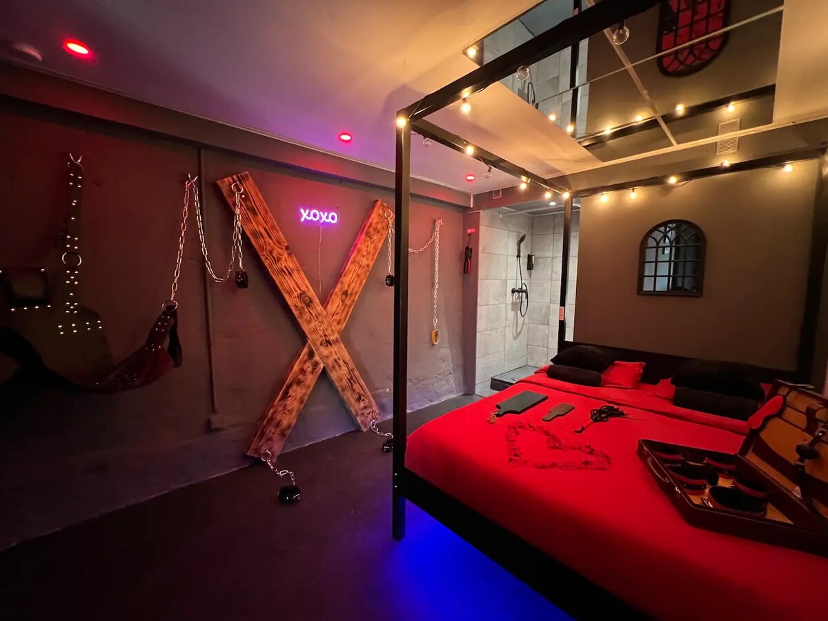 Airbnb BDSM sex 