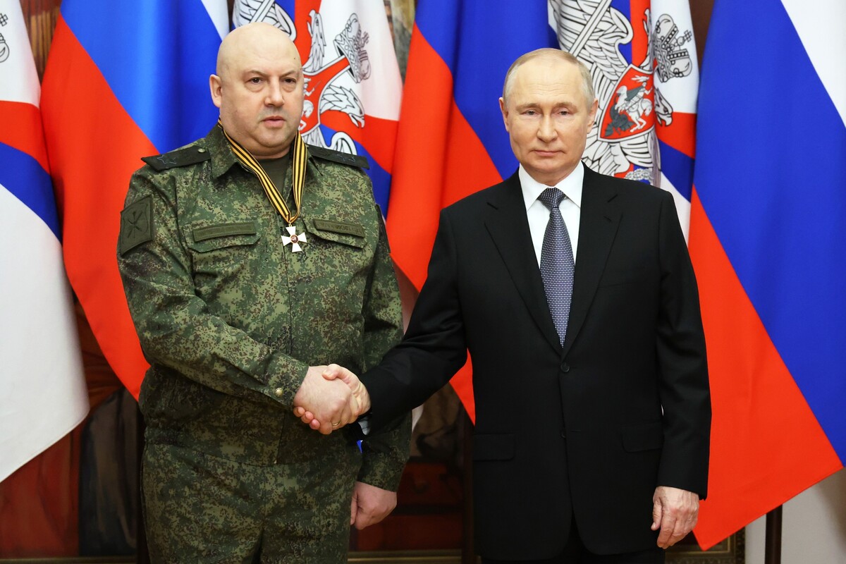 Ruský prezident Vladimir Putin (vpravo) a bývalý veliteľ ruskej vojny na Ukrajine generál Sergej Surovikin. 