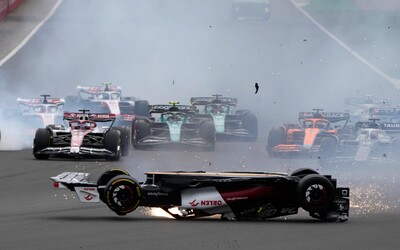 VIDEO: Hororová nehoda na Veľkej cene F1 v Silverstone. Čou sa kĺzal dolu hlavou a jeho monopost skončil takmer až na tribúne