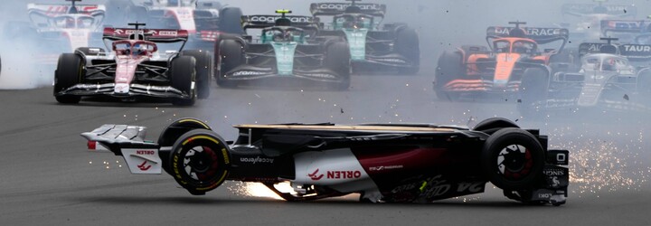 VIDEO: Děsivá nehoda v F1. Pilot klouzal vzhůru nohama a jeho monopost skončil téměř až na tribuně