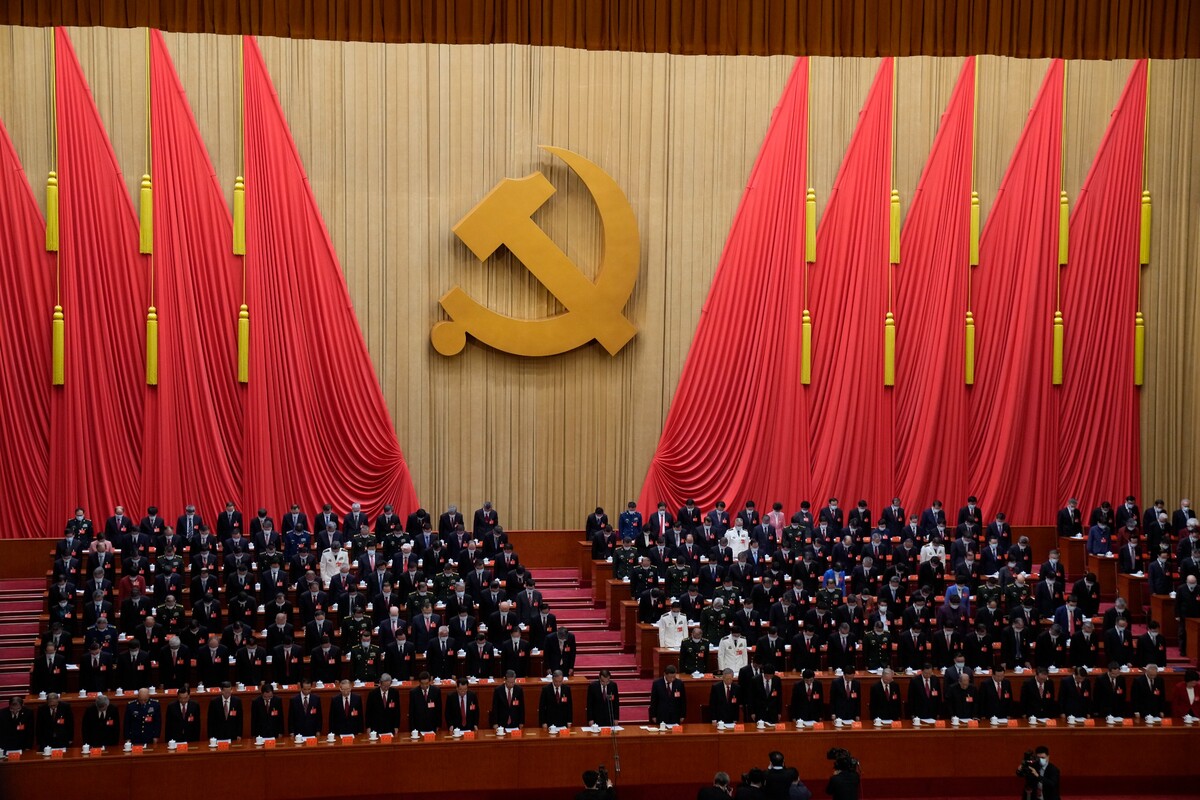 Účastníci otváracej ceremónie 20. zjazdu Čínskej komunistickej strany skláňajú hlavy na pamiatku padlých súdruhov vo Veľkej sále ľudu v Pekingu 16. októbra 2022. 