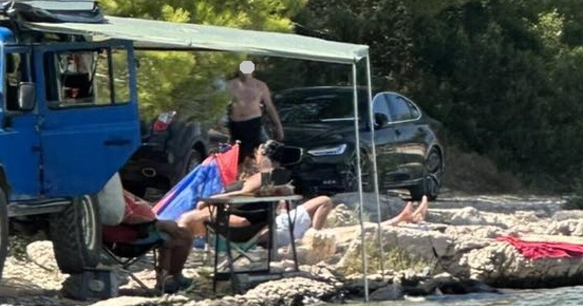 Čeští turisté v Chorvatsku parkovali na kapitána. Jejich fotografie z dovolené baví na internetu tisíce lidí