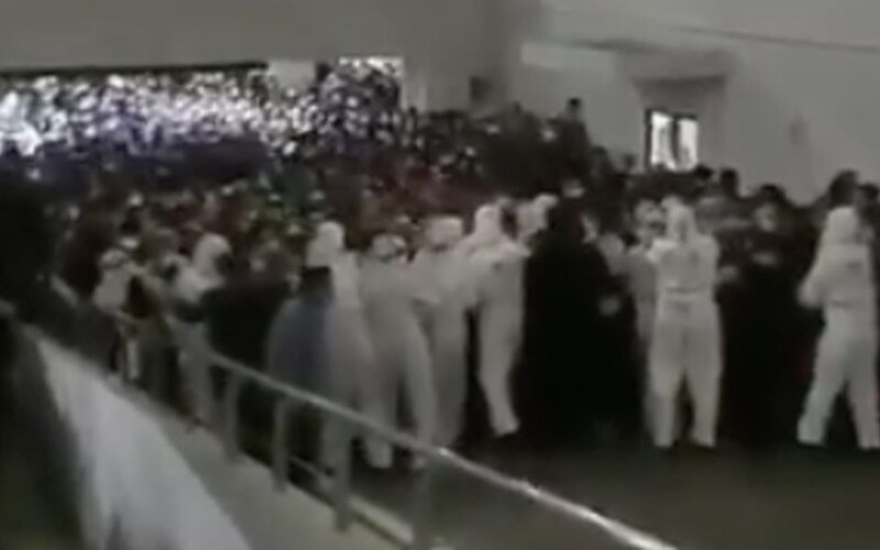 VIDEO: Jeden zo zamestnancov letiska bol pozitívny na COVID-19. Personál sa vzbúril voči testovaniu a prevalcoval zdravotníkov.