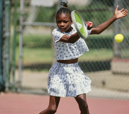 Tady je při tenisovém tréninku zachycena jedna z největších ženských hvězd tohoto sportu. Kdo to je? 