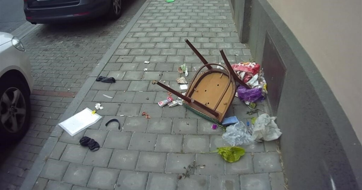 Brňan pod vlivem návykových látek házel odpad z okna. Na chodníku přistála i židle