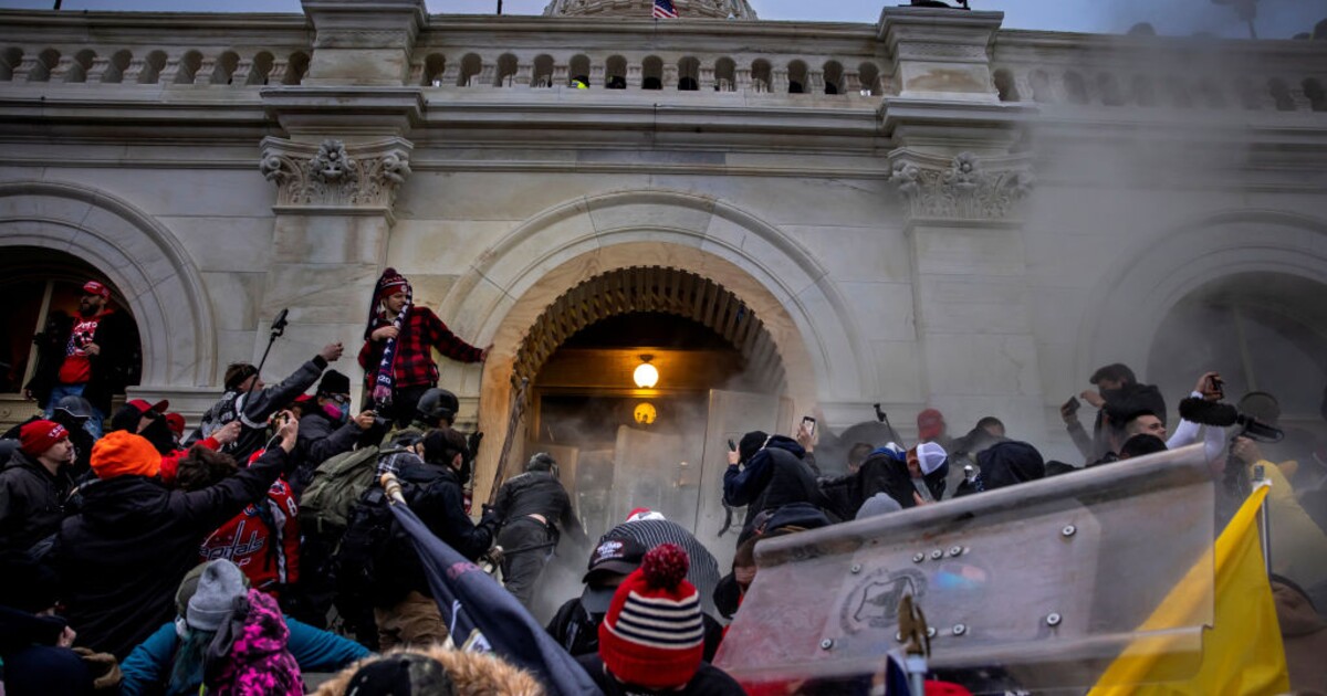 Včera mu udělili milost, dnes ho znovu zatkli. Obviněného z účasti na nepokojích v Kapitolu opět zadrželi