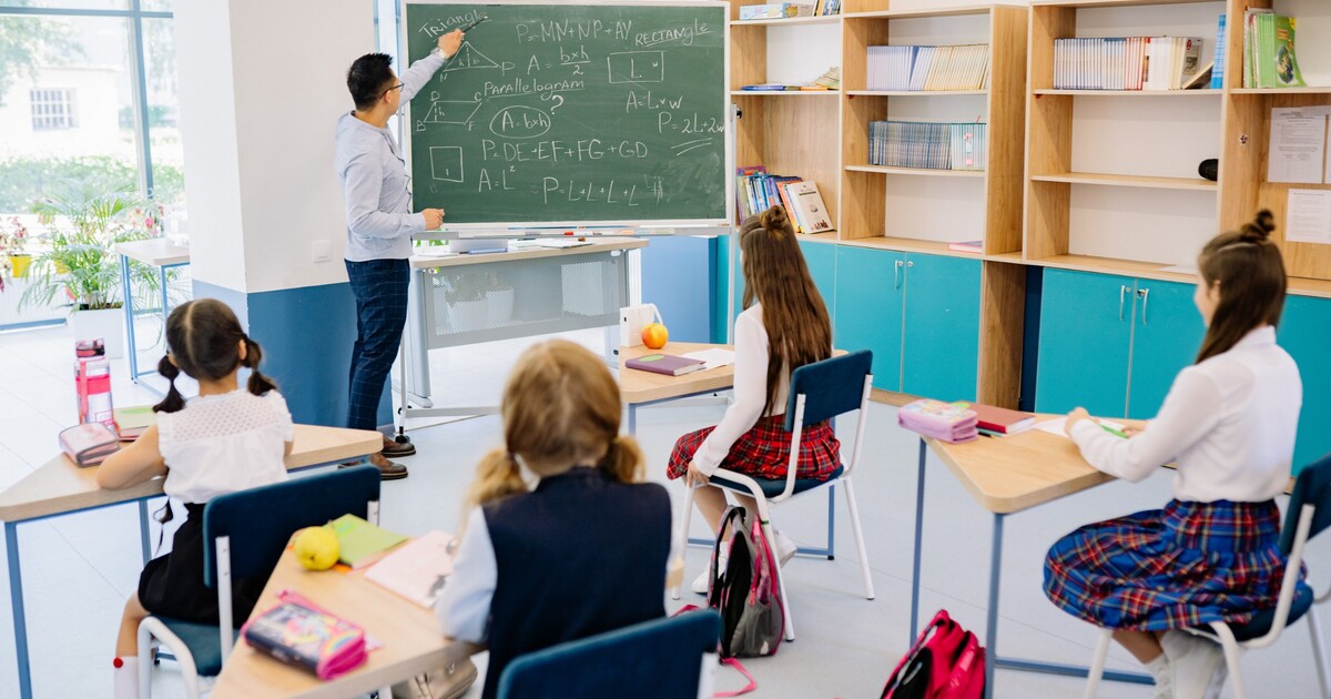 Lidé, kteří v minulosti zneužívali děti, s nimi stále mohou pracovat. Politici už chystají změnu