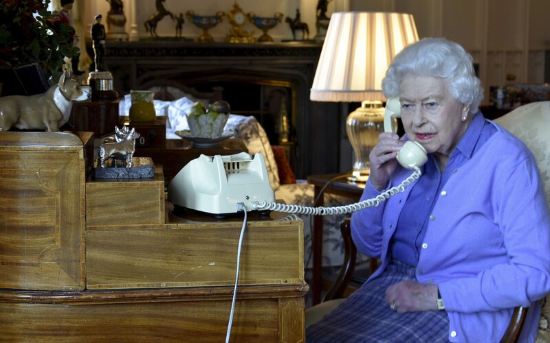 Britská kráľovná Alžbeta II. dnes oslavuje svoje 94. narodeniny, pre súčasné opatrenia v súvislosti s koronavírusm sa oslavy budú konať iba v minimálnom móde. Alžbeta II. sa teraz nachádza vo Windsore so svojím manželom Philipom, so zvyškom rodiny sa spojí iba cez videohovor.&nbsp;&nbsp;FOTO TASR/AP