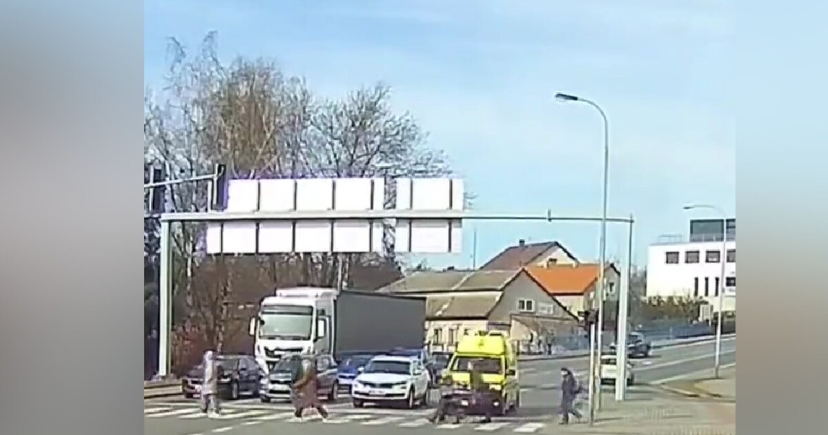 Video: Lidé na přechodu v Pelhřimově blokovali houkající sanitku, případem se zabývá policie
