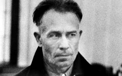Ed Gein se oblékal do kůže svých obětí, protože chtěl vypadat jako jeho matka. Stal se vzorem pro Normana Batese Ed Gein se oblékal do kůže svých obětí, protože chtěl vypadat jako jeho matka. Stal se vzorem pro Normana Batese