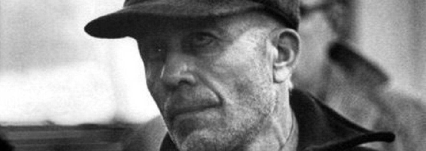 Ed Gein se oblékal do kůže svých obětí, protože chtěl vypadat jako jeho matka. Stal se vzorem pro Normana Batese