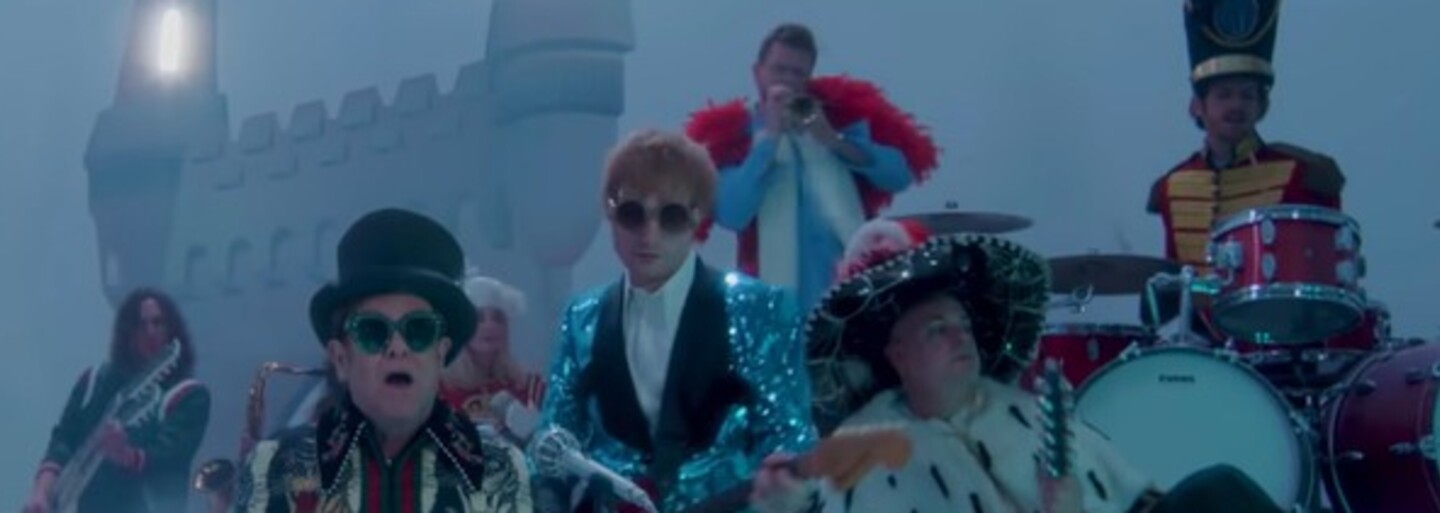 Ed Sheeran s Eltonem Johnem ve společném duetu přejí všem šťastné a veselé Vánoce