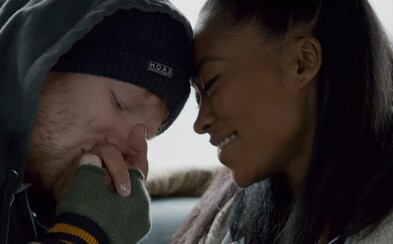 Ed Sheeran sa kvôli pôvabnej černoške postavil zoči-voči sumo zápasníkovi. Skladba Shape of You dostala videoklip Ed Sheeran sa kvôli pôvabnej černoške postavil zoči-voči sumo zápasníkovi. Skladba Shape of You dostala videoklip