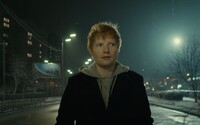 Ed Sheeran zveřejnil videokliip natočený v Kyjivě jen pár dní před ruskou invazí. Zisk dá na pomoc Ukrajincům