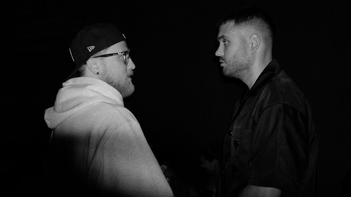 DJ a selektor Hugo Hypetrain a Pil C počas raperovej listening párty jeho nového albumu S láskou, Lukáš.