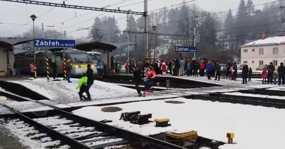 VIDEO: Od srážky s vlakem dělily skupinku hazardérů pouhé vteřiny