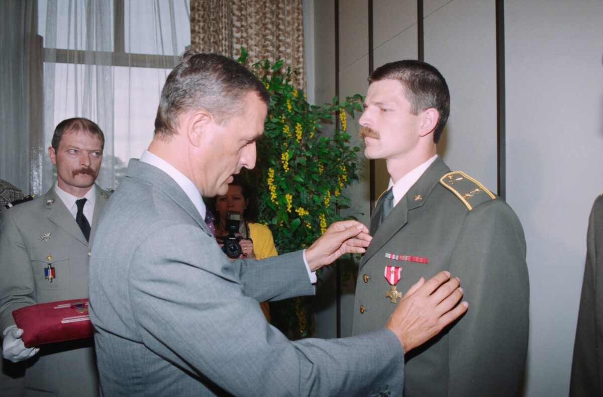 Po dokončení studií v roce 1991 nastoupil Pavel do Generálního štábu Armády České republiky, přičemž působil v armádní zpravodajské službě a byl zároveň asistentem generálporučíka Radovana Procházky. V roce 1993 se zúčastnil mírové mise UNPROFOR v Jugoslávii. Za jeho zásluhy v misi jej vyznamenal tehdejší ministr obrany Francie Francois Léotard (vlevo) bronzovým křížem.
