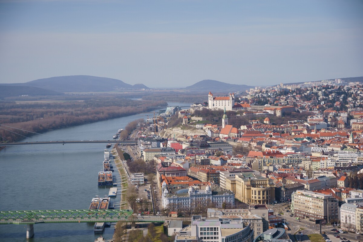 Výhľad z najvyšších poschodí prvého slovenského mrakodrapu.