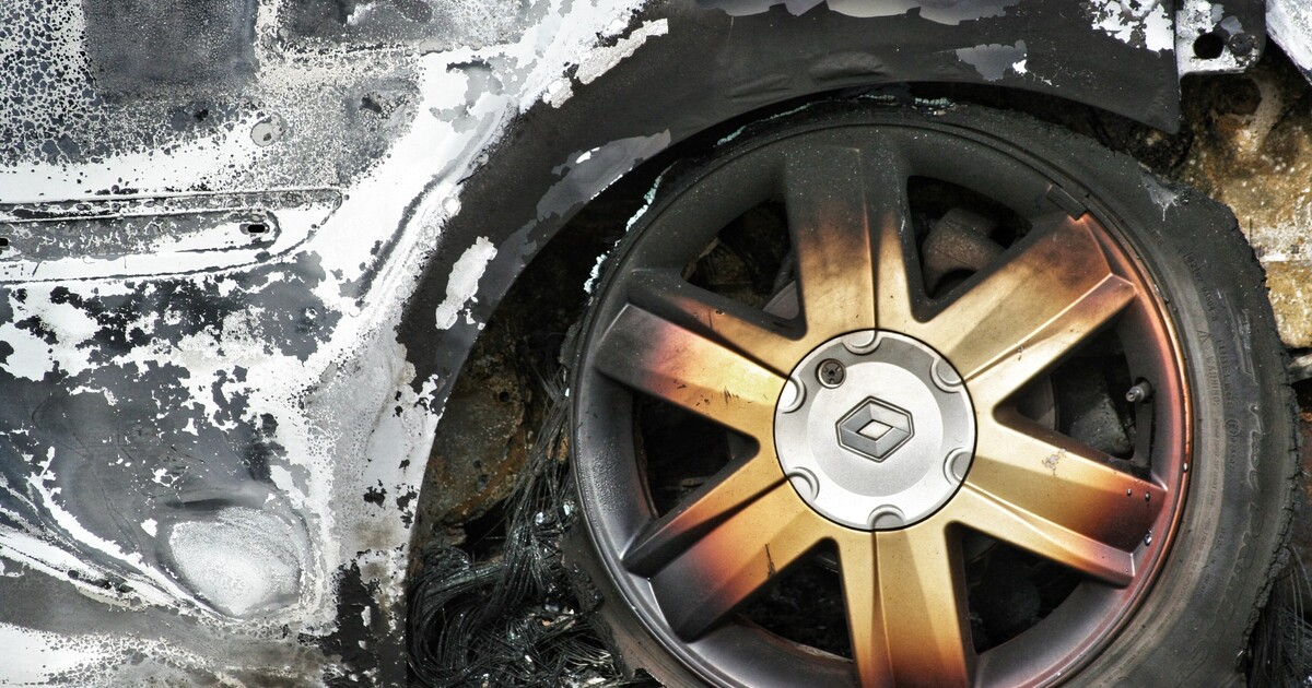 Němec uhasil hořící auto na dálnici pivem