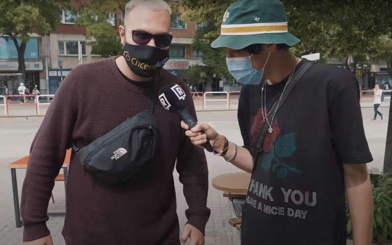 Slováci sa vrátili do ulíc vo veciach zo sekáča, jeden priznal fejky. Sleduj outfit check z bratislavských ulíc.