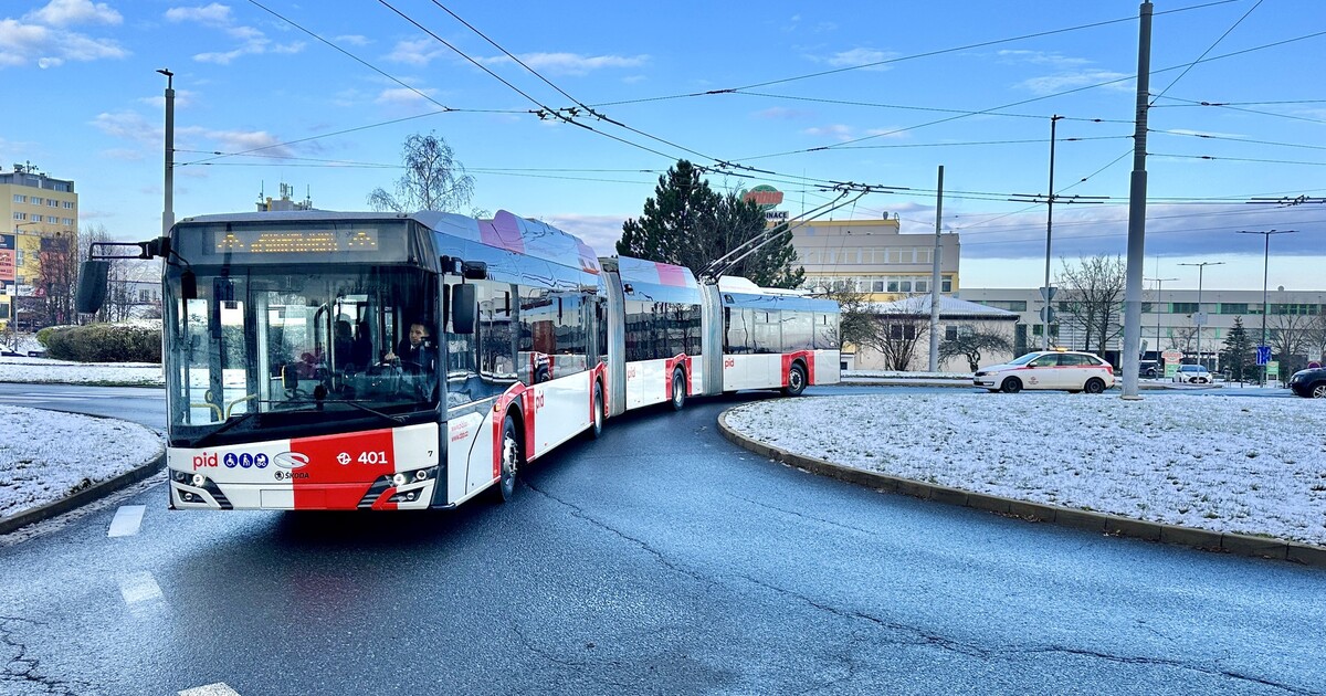 VIDEO: V Praze poprvé vyjel obří trolejbus, je nejdelší v Česku. Cestující bude vozit na letiště