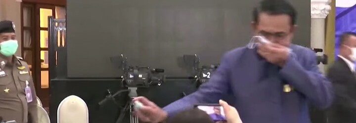 VIDEO: Thajský premiér nastriekal na novinárov dezinfekciu, keď sa ho pýtali na vládnu krízu