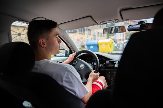 V meste narazíš na vodiča autoškoly, ktorý vchádza do svetelnej križovatky pomaly. Ako zareaguješ?